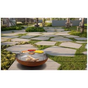 Brasero Nouvel Elegante en acier rouille avec grille et aliments dans le jardin.