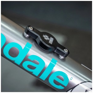 Muc-Off Secure Tag Holder 2.0 nero montato sul telaio della bicicletta.