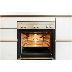 Eingeschalteter Backofen mit Eglo E14 Leuchtmittel, hitzebeständig bis 300°C.
