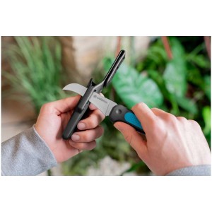 Coltello da giardino Gardena VeggieCut con fodero in mano, per raccogliere e tagliare in giardino.