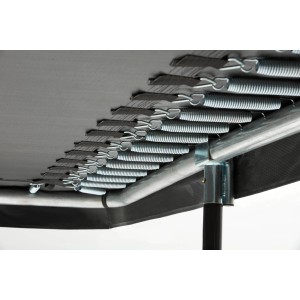 Dettaglio del trampolino Salta Comfort nero con molle e telaio.