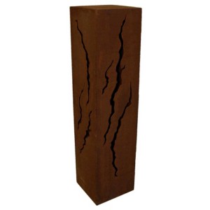 Colonne de feu aspect rouille avec motif de fissures, 90x25x25cm. Colonne décorative pour jardin et terrasse.