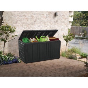 Keter Kissenbox Marvel antracite aperta con attrezzi da giardino su un patio.