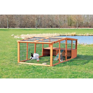 Enclos extérieur Trixie Natura XL avec lapin et chat dans le jardin.