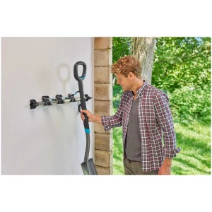 Set di supporti Gardena per porta attrezzi Plus con vanga in uso.