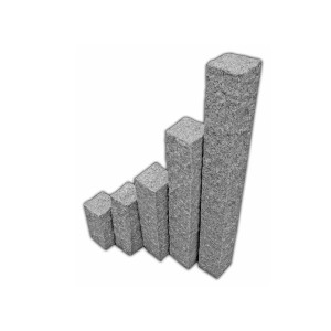 Palissades en granit gris clair de différentes hauteurs pour bordure de parterre ou de pelouse.