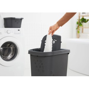 Cesto portabiancheria Rotho Flowers 55L antracite con decoro floreale e coperchio basculante in uso.
