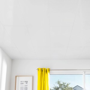 Revêtement mural Grosfillex Element Compact, panneaux décoratifs blancs montés au plafond.