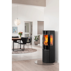 Poêle Aduro 22.5 Lux noir avec automatique et habillage en acier dans le salon.