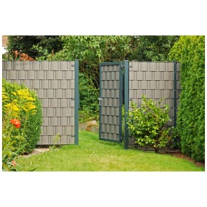 Recinzione privacy con strisce in polyrattan grigio titanio e cancello da giardino.