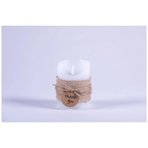 Weiße LED-Wachskerze mit Jutegarn, Deko "Thank You", Ø 7,5 cm, Höhe 10 cm. Für gemütliches Ambiente.