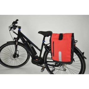 Borsa da bici Fischer impermeabile, nero-arancio, montata sulla bici.