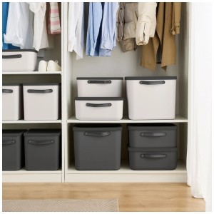 Rotho Mythen Aufbewahrungsboxen in Schwarz und Hellgrau mit Deckel und Griffen, ordentlich im Schrank. Ideal für Haushalt.