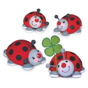 Mezze sfere di ovatta dipinte come coccinelle, confezione creativa per lavoretti.