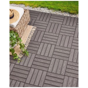 Dalles de terrasse WPC Beliani Atessa grises effet bois, 30x30 cm, sur une terrasse avec coin salon.