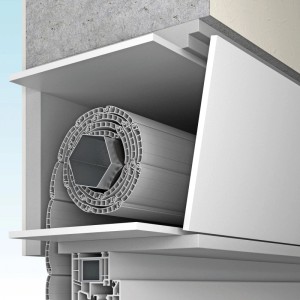 Panneau isolant Saarpor en polystyrène XPS blanc, installé dans l'embrasure/caisson de volet. Isolation thermique.