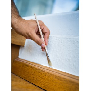 Mano che dipinge con pennello per ritocchi LUX. Set di 3 pennelli per verniciatura e ritocco.