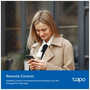 Frau nutzt Tapo App zur Steuerung des Smart Plug P116M. Hausautomation einfach per Smartphone.