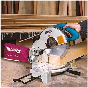 Scie à onglet radiale Makita LS1040SN coupant du bois.