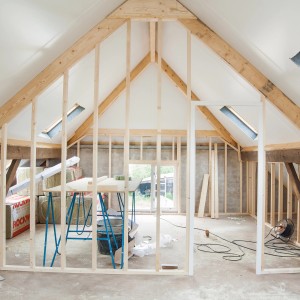 Structure en bois dans les combles avec liteaux en épicéa/sapin 24x48x4000 mm.