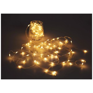 Striscia LED Globo, 5 m, con 50 LED a luce bianca calda, parzialmente drappeggiata in un bicchiere.
