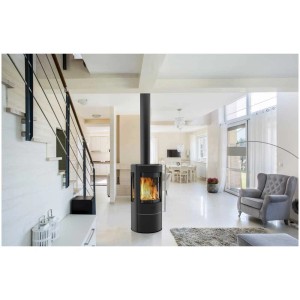 Poêle à bois moderne Amarant Glass en acier noir avec vitrage trois faces dans le salon.