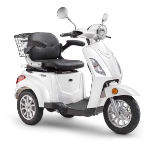 E-Mobil E3800 blanc avec panier, siège et trois roues. Idéal pour des trajets confortables.