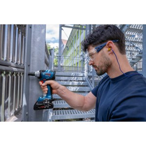 Avvitatore a impulsi a batteria Bosch Professional GDS 18 V-330 HC in uso in cantiere.