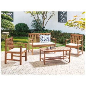 Set lounge Beliani Altidona in legno di acacia marrone con cuscini color crema, composto da divano, poltrone e tavolo.