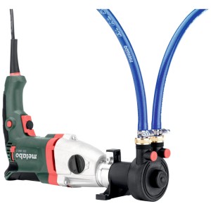 Metabo Vorsatzpumpe BPV 03 an Bohrmaschine mit zwei blauen Schläuchen. Elektro-Pumpe für Wasserförderung.