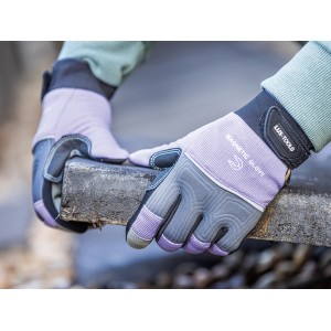 Guanti da lavoro LUX Ladies Strong Protect Gr. 8 in azione, ideali per lavori di montaggio.
