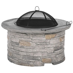 Brasero Beliani Tambora, brasero en béton gris clair avec pare-étincelles et tisonnier.