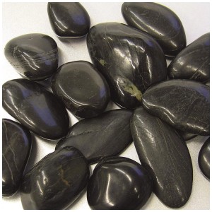 Gros plan de galets noirs (20-40 mm) utilisés comme gravier décoratif, idéal pour les décorations.