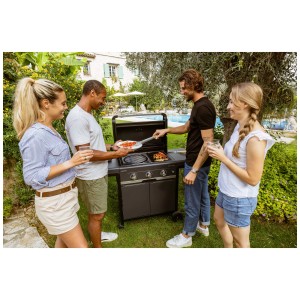 Campingaz Gasgrill Select 3 L Plus mit Grillenden im Garten.