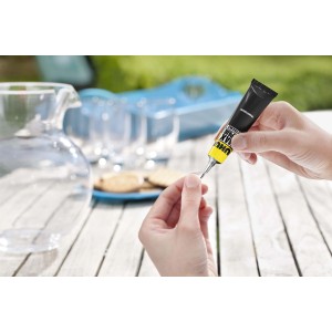 Applicazione di Uhu Alleskleber Max Repair Power 20g. Adesivo flessibile e trasparente per riparazioni.