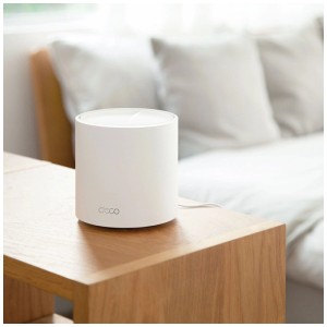 Système Wi-Fi Mesh TP-Link Deco X50 Wi-Fi 6 (lot de 3) blanc sur une table de chevet.