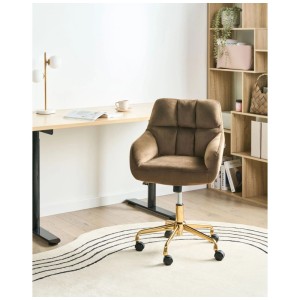 Chaise de bureau Palmdale en velours marron avec piètement doré et roulettes dans un bureau à domicile. Chaise pivotante.