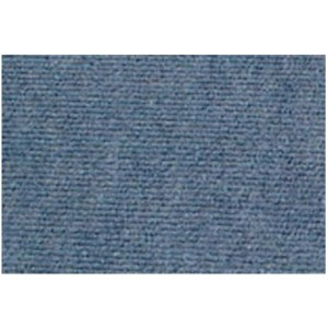 Gros plan d'un tapis aiguilleté Malta bleu colombe, vendu au mètre.
