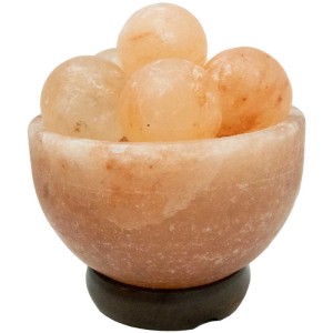 Lampada da tavolo Globo Stone: ciotola con sfere di cristallo di sale color naturale su base in legno.