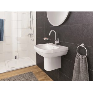 Lavabo Grohe Euro Ceramic PureGuard, 65 cm, bianco alpino, con rubinetteria in bagno moderno.