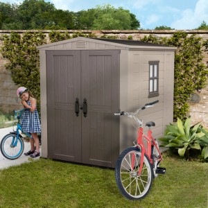 Abri de jardin en plastique Keter Factor, 208x178x195,5 cm, aspect bois avec fenêtre et vélos devant.