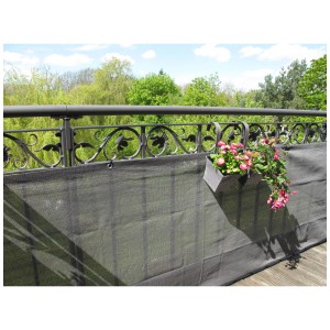 Revêtement de balcon anthracite comme écran d'intimité sur la balustrade du balcon.