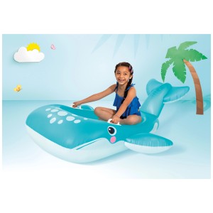 Enfant sur une bouée baleine bleue Intex (168x140cm) dans l'eau.