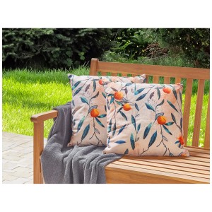 Coussins de jardin Beliani Pialpetta, lot de 2, avec motif végétal sur un banc de jardin.