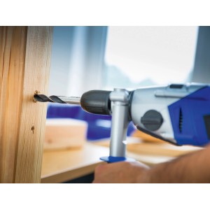Foret à bois Comfort 6 mm perçant un trou dans du bois. Foret en acier avec pointe de centrage.