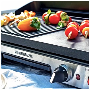 Rommelsbacher BBQ 2003 grill da tavolo con spiedini di verdure sulla superficie di cottura. Grill elettrico in acciaio inox/nero.