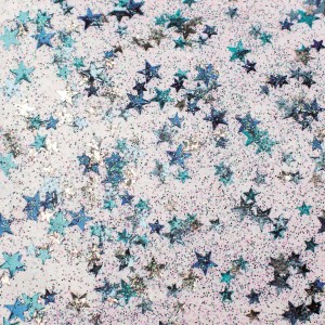 Glitzerkleber mit blauen und silbernen Sternen Konfetti für Bastelarbeiten.