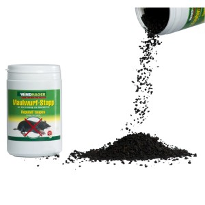 Granuli Windhager Mole Stop, marrone scuro, versati dal contenitore.