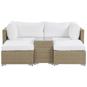 Ensemble lounge 2 places Beliani Noto, rotin marron avec coussins blancs et table avec plateau en verre.