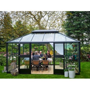 Serra Juliana Grand Oase 13 antracite (13 m²) con famiglia a pranzo in giardino.